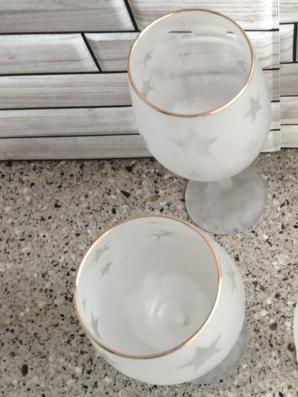 New Set of TWO Stars Pattern Gold Rim Wine Glasses